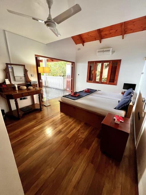 Hilltop South - Villa Bougainville Takamaka Bagian luar foto